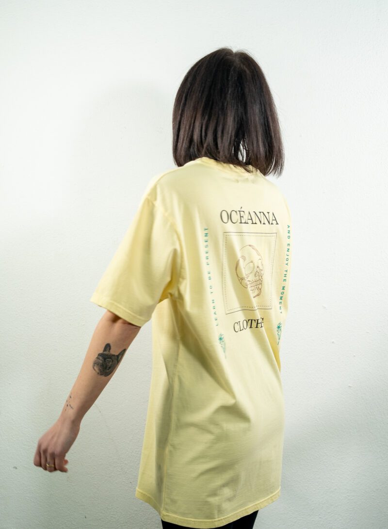 Camiseta de algodón orgánico unisex de color amarillo con el logo de Oceanna Clothing.