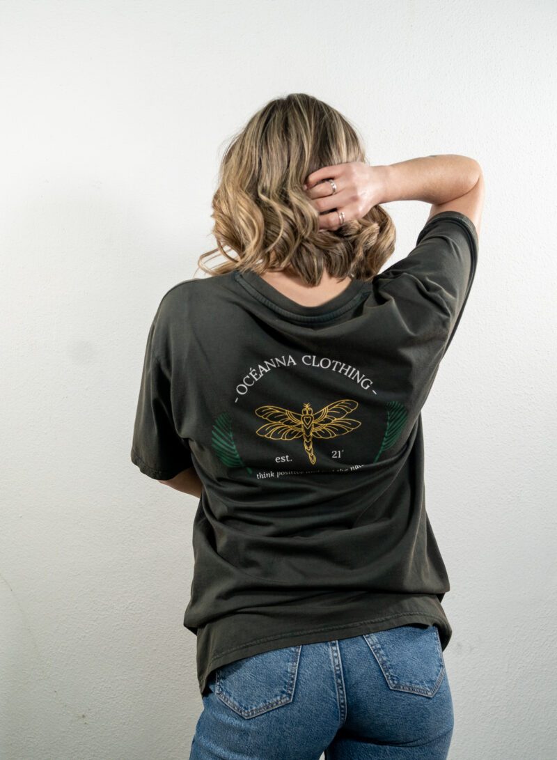 Prenda única y sostenible: camiseta negra de algodón orgánico con diseño de libélula de Oceanna Clothing.