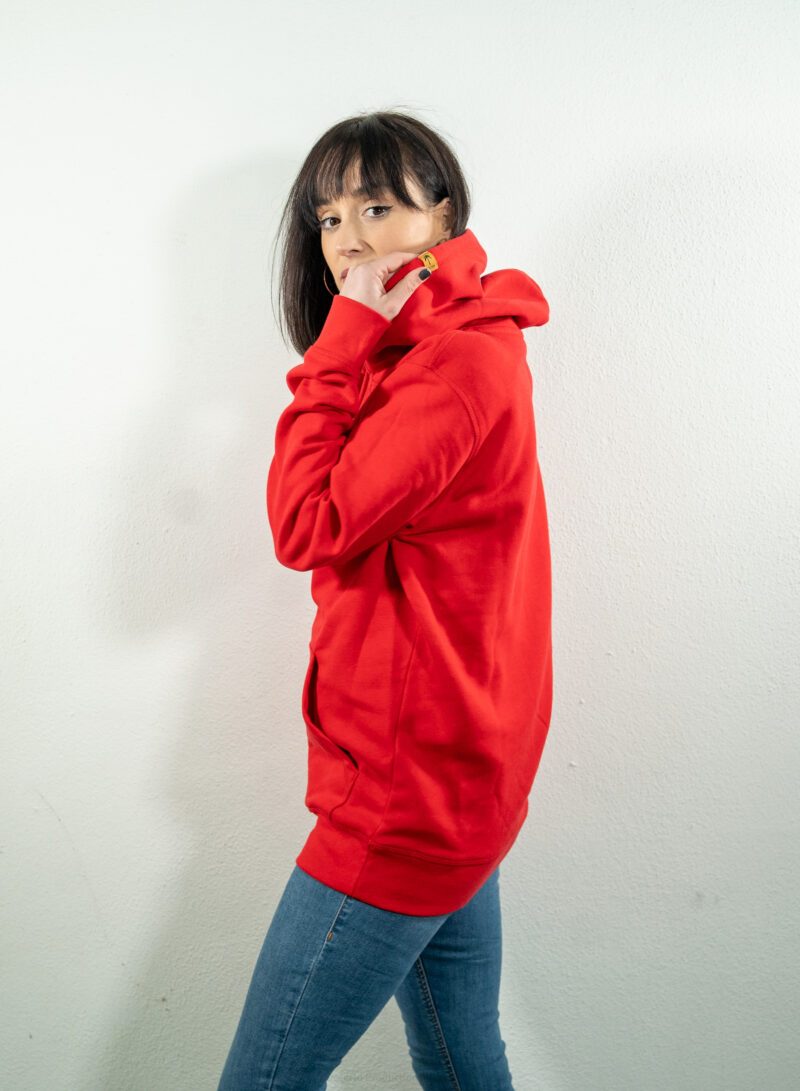 Sudadera básica roja con capucha de Oceanna Clothing.