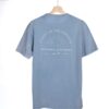 Prenda única y sostenible: camiseta azul de algodón orgánico con diseño "Sunset in the Paradise" de Oceanna Clothing.