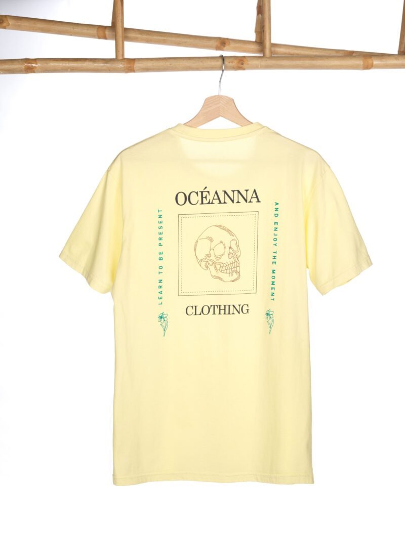 Luce un estilo urbano y atrevido con esta camiseta amarilla de Oceanna Clothing y su diseño de calvera.