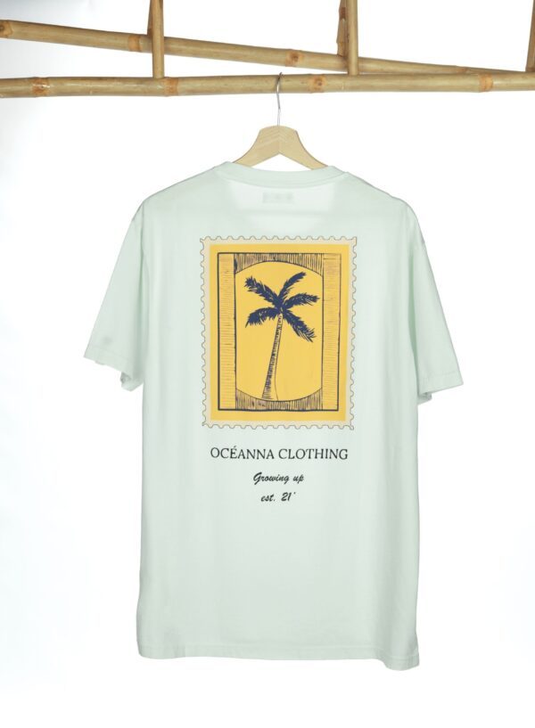 Esta camiseta amarilla unisex de Oceanna Clothing presenta un diseño único y original en la espalda: una calvera con el logo de Oceanna Clothing en la frente. Está confeccionada con algodón orgánico 100%, un material suave, transpirable y sostenible. Es perfecta para lucir un estilo urbano y atrevido.