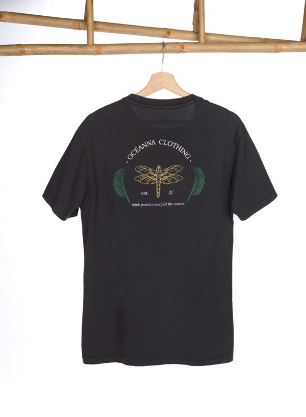 Prenda única y sostenible: camiseta negra de algodón orgánico con diseño de libélula de Oceanna Clothing.