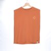 Prenda única y sostenible: camiseta sin mangas de algodón orgánico Women Rust de Oceanna Clothing.