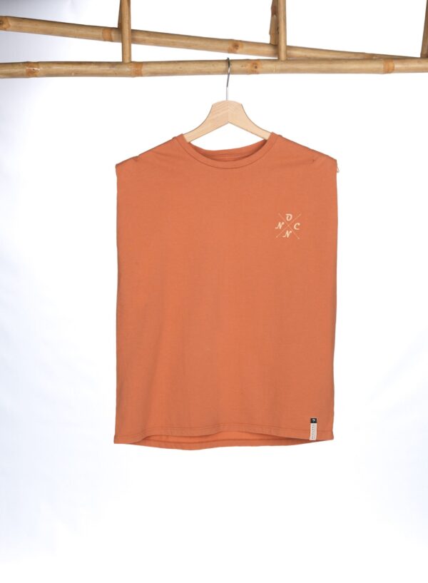 Prenda única y sostenible: camiseta sin mangas de algodón orgánico Women Rust de Oceanna Clothing.