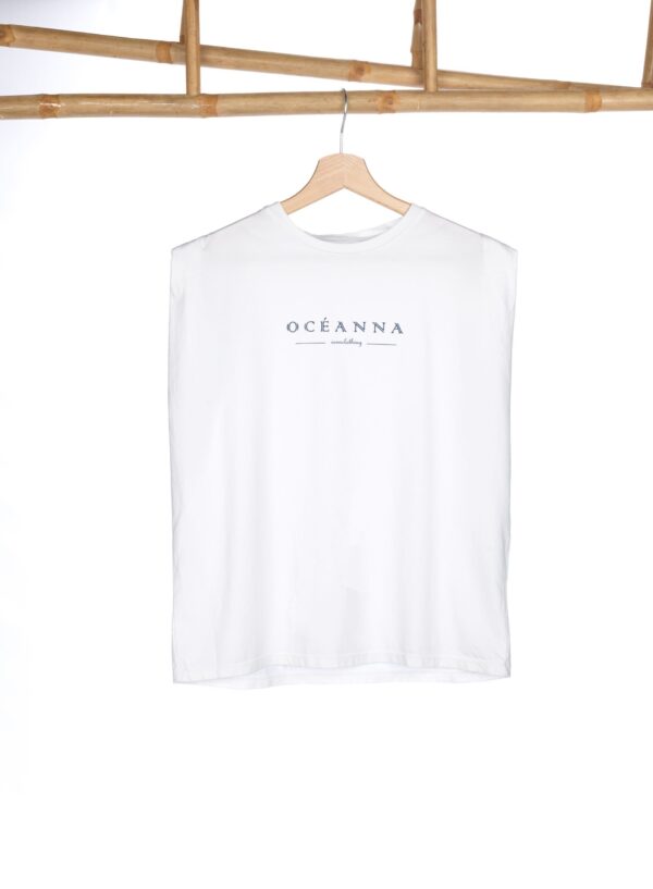 Prenda única y sostenible: camiseta sin mangas de algodón orgánico con el logo de Oceanna Clothing en el pecho.