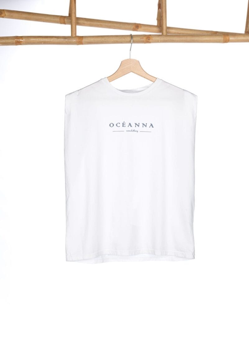 Prenda única y sostenible: camiseta sin mangas de algodón orgánico con el logo de Oceanna Clothing en el pecho.