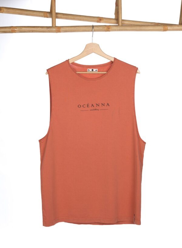 Camiseta sin mangas de color teja con el logo de Oceanna Clothing en el pecho.