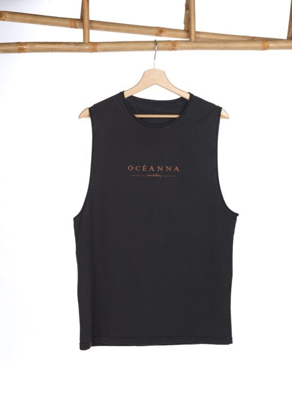 Camiseta sin mangas de hombre color negro con el logo de Oceanna Clothing en el pecho.