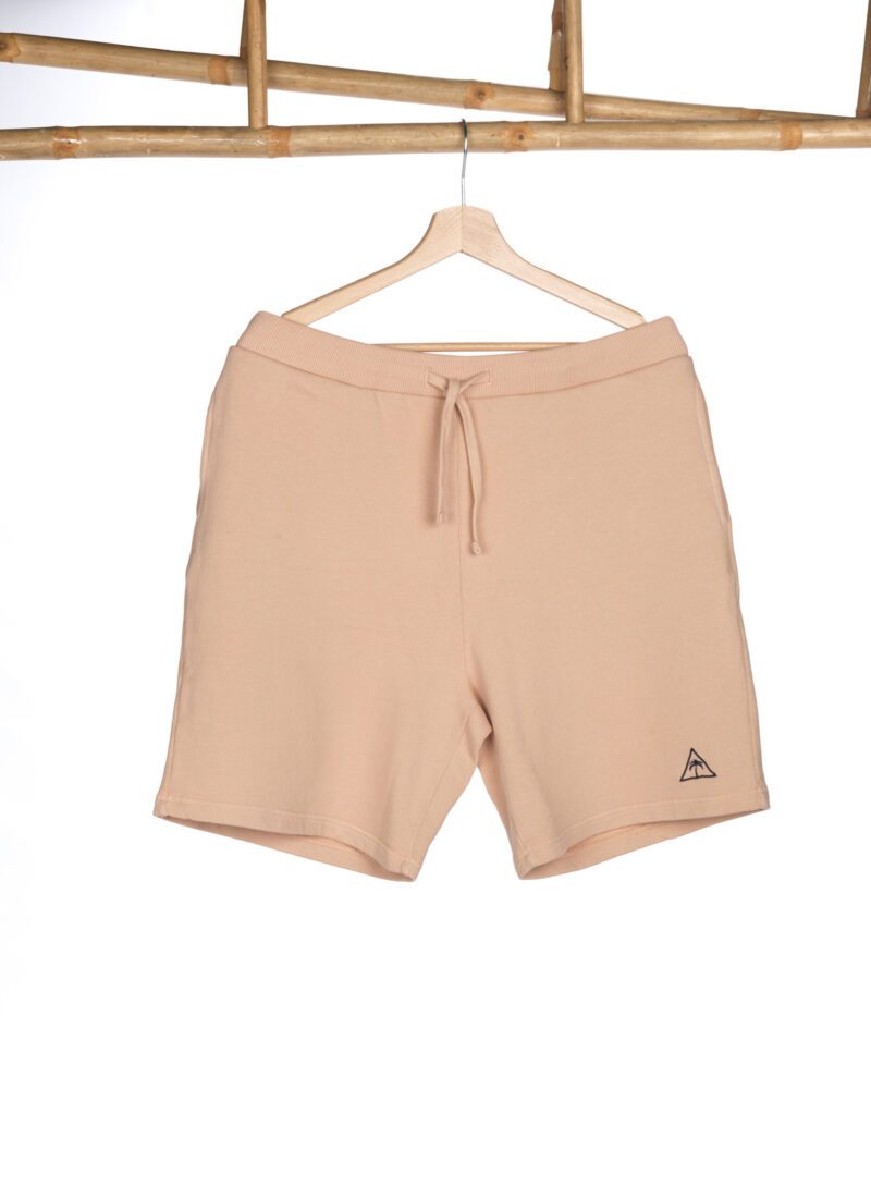 Prenda única y sostenible: pantalones cortos de algodón orgánico con el logo de la palmera de Oceanna Clothing.