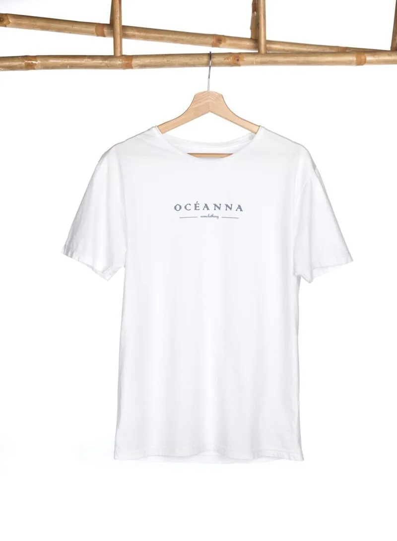 Prenda básica imprescindible para cualquier armario: camiseta blanca Oceanna Clothing.