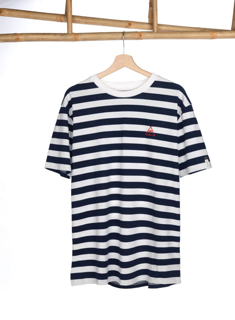 Camiseta de rayas Oceanna Clothing con corte clásico y diseño atemporal.