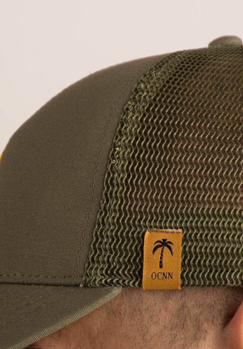 Gorra Trucker Khaki de Oceanna Clothing.