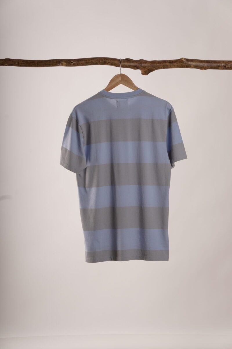 Camiseta de manga corta de algodón orgánico de rayas azul y gris unisex.
