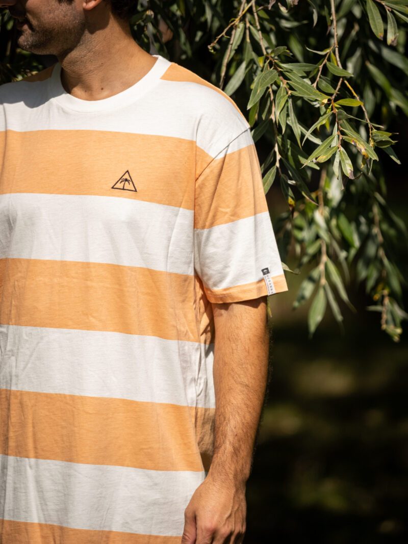 Camiseta de manga corta de algodón orgánico de rayas blancas y naranjas unisex.