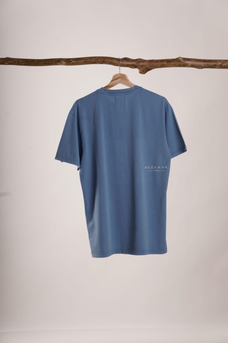 Camiseta unisex de manga corta color azul de algodón orgánico de Oceanna Clothing.