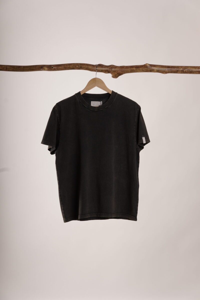 Camiseta de manga corta negra de mujer con el logo de Oceanna Clothing en las costillas.