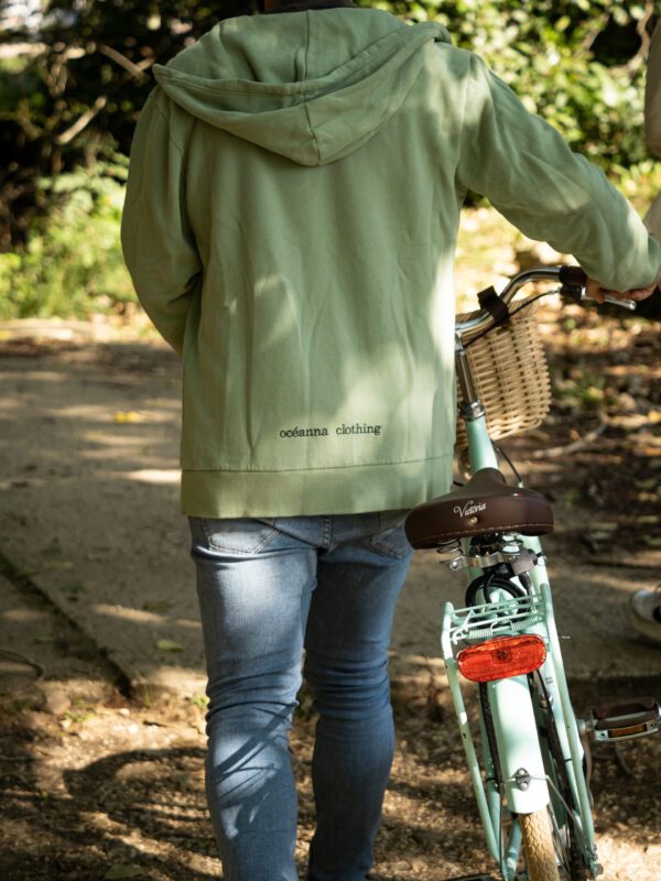 Sudadera con capucha con cremallera y bordado del logo de Oceanna Clothing en la espalda (unisex).