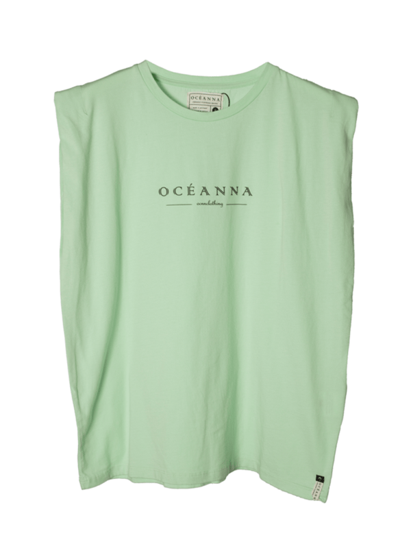 Camiseta sin mangas de corte clásico en color verde menta con un gráfico de palmera en el pecho. Perfecta para un look fresco y casual para cualquier ocasión.