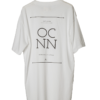 Camiseta blanca de manga corta con el logo OCNN en la espalda, vista trasera.