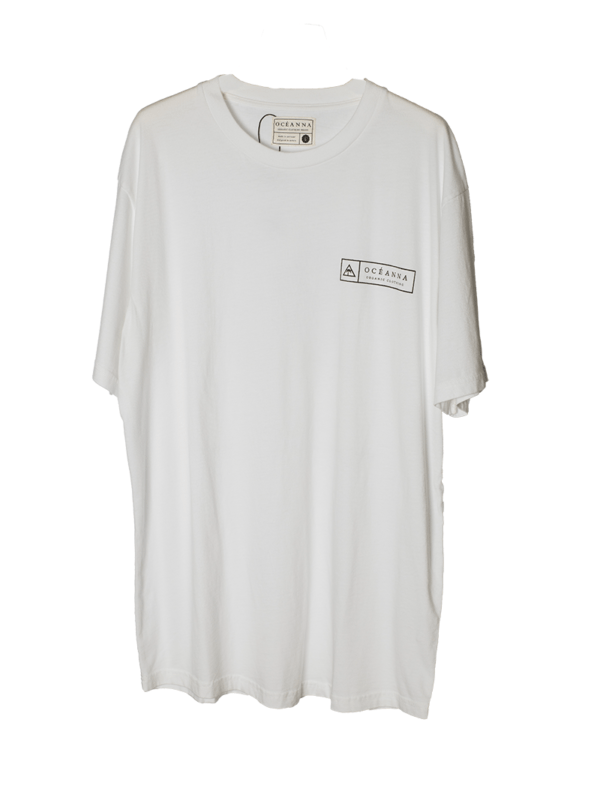 Camiseta blanca de manga corta con el logo OCNN en la espalda, vista frontal.