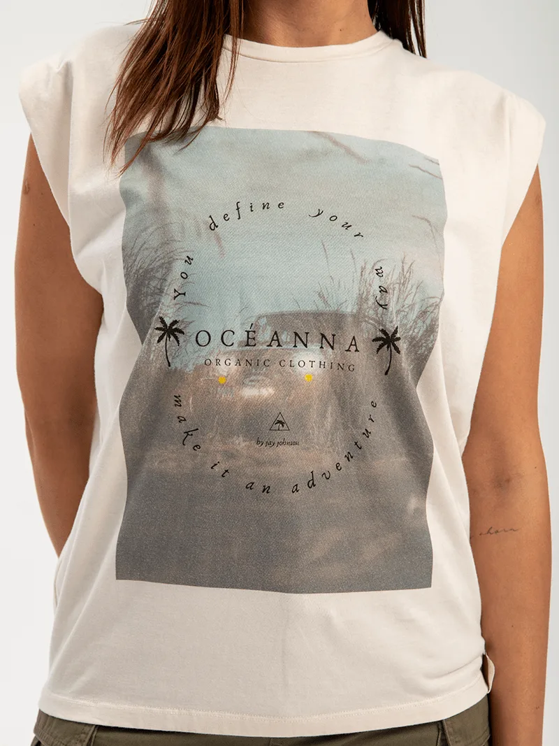 Camiseta sin mangas chica "Adventure Jeep" de Oceanna Clothing con dibujo de jeep y logotipo de la marca.