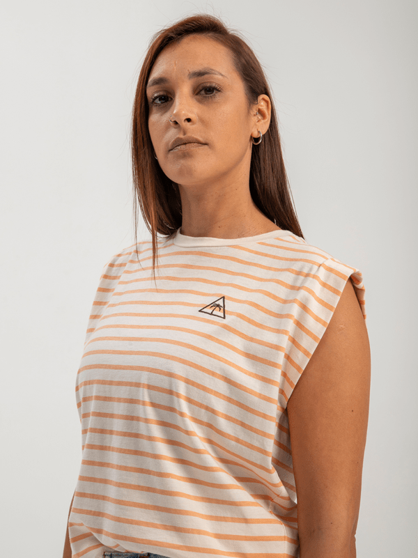 Camiseta sin mangas chica "Lines Peach" de Oceanna Clothing con líneas naranjas y blancas.