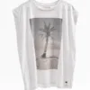 Camiseta sin mangas blanca "Palm Desert" de Oceanna Clothing con foto de palmera y logotipo de la marca.