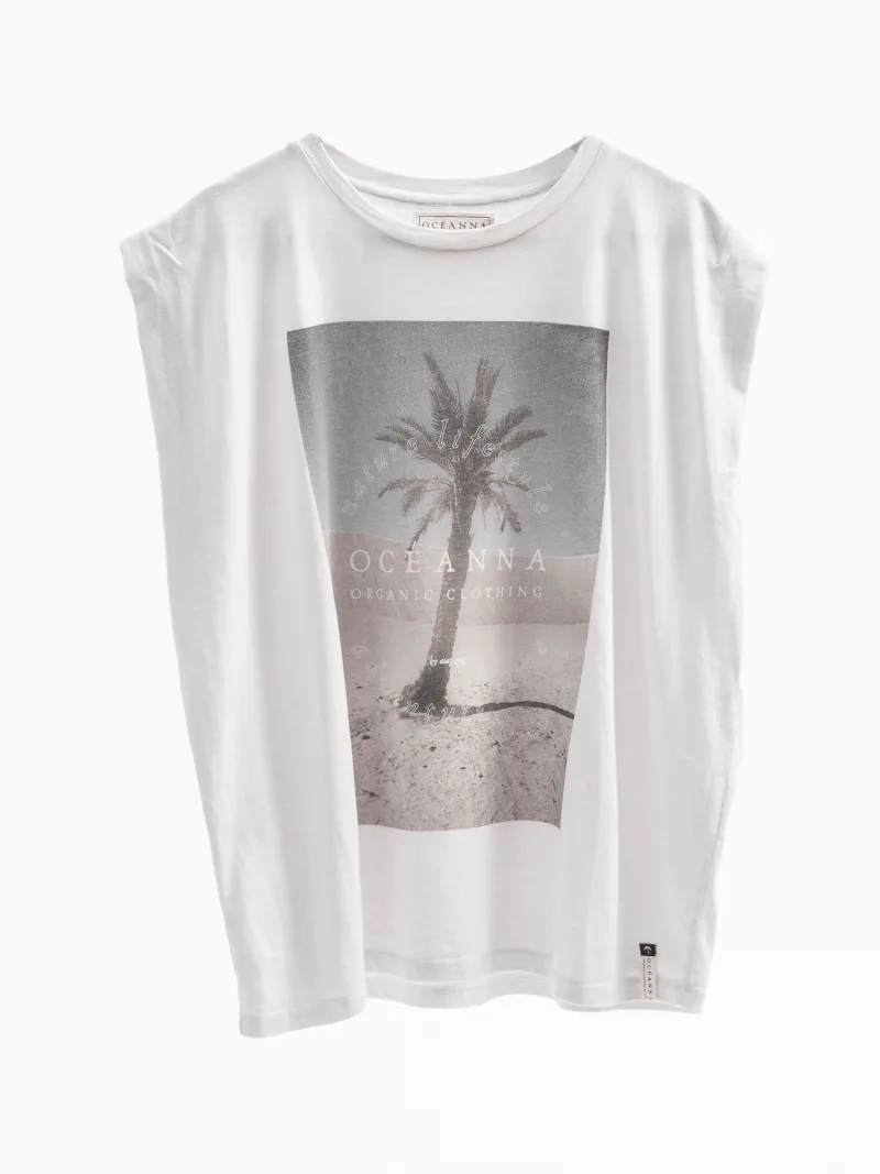 Camiseta sin mangas blanca "Palm Desert" de Oceanna Clothing con foto de palmera y logotipo de la marca.