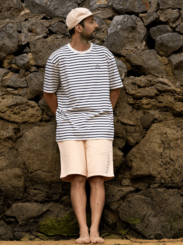 Pantalón unisex "Cream Cotton" y camiseta unisex "Lines Maritime" de Oceanna Clothing.
