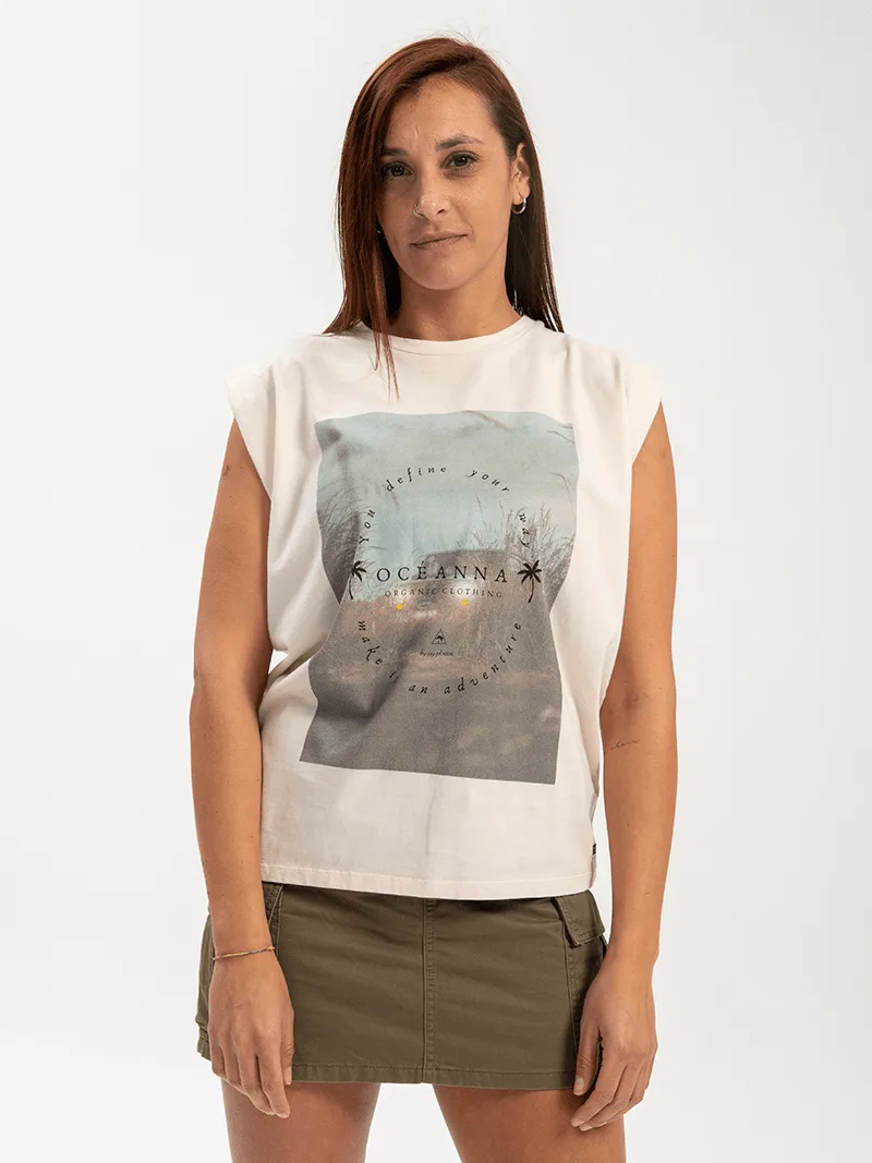 Camiseta sin mangas chica "Adventure Jeep" de Oceanna Clothing con dibujo de jeep y logotipo de la marca.