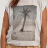 Camiseta sin mangas blanca "Palm Desert" de Oceanna Clothing con foto de palmera y logotipo de la marca.