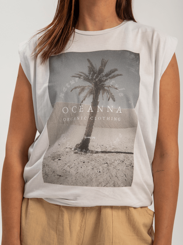Camiseta sin mangas blanca "Palm Desert" de Oceanna Clothing con foto de palmera y logotipo de la marca.