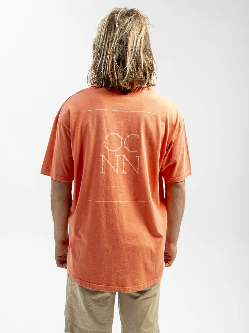 Camiseta hombre urbana, coral desgastado, logo OCNN espalda, sostenible, algodón orgánico