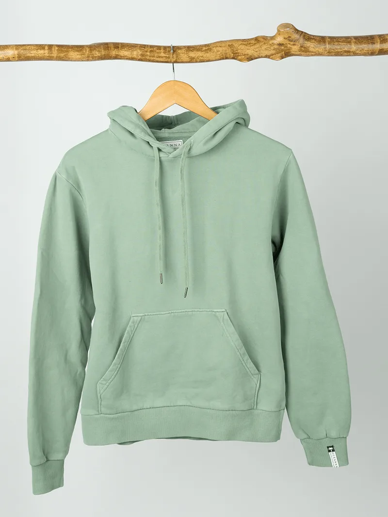 Sudadera orgánica verde, producción sostenible, algodón orgánico, calidad, Oceanna Clothing.