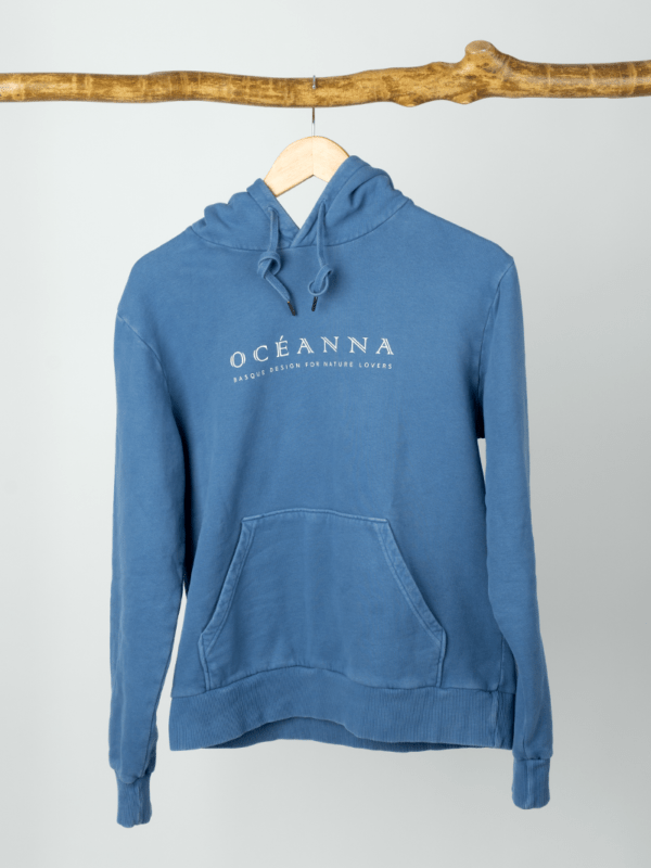 Sudadera orgánica algodón, capucha, color azul, producción sostenible, Oceanna Clothing.