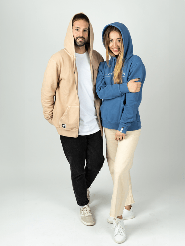 Conjunto casual, sudadera orgánica camel, sudadera orgánica azul, jeans, zapatillas blancas, moda sostenible, Oceanna Clothing.